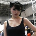 「SKYSCOUTER IR」の装着例。赤外線カメラモジュールによるサーモグラフィ映像をハンズフリーで取得できるのが特徴となる（撮影：防犯システム取材班）
