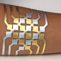 皮膚に貼り付けるだけ！ スマホ操作ができるタトゥーシール「DuoSkin」