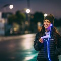 光ファイバ「Fibrance」を採用した、発光イヤホン「glow（グロウ）」