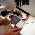 ケースにスマホを装着して、VRヘッドセットに装填する