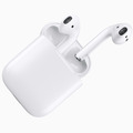 左右のイヤホンケーブルも完全に取り払ったAirPods