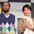 兄役のダンテ・カーヴァーさん(左)と弟役の佐藤健さん(右)