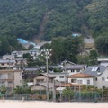 2014年8月に発生した豪雨よる広島市北部の土砂災害では、避難勧告は災害発生後に発表された。こうしたケースは“想定外”の要素が加わった時には十分に起きうるという。写真は、大きな被害があった広島市安佐南区。現在でも山肌には生々しい土砂災害の跡が残っている（撮影：防犯システム取材班）