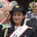 吉田羊、1日警察署長として中華街をパレード【フォトレポート】