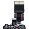 　オリンパスは、有効800万画素のデジタル一眼レフカメラ「E-300」レンズセット（ズイコーデジタル14-45mm F3.5-5.6」付き）を11月下旬に発売する。