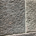 iPhone 7で石壁の表面を撮影。陰影感が良く出て立体的だ