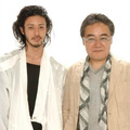 オダギリジョー（左）と岩松了（右）