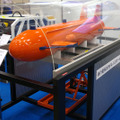 自立型海中ロボット（AUV）はスケールモデルの展示。実物は2倍のサイズとなる。熱水鉱床や海底ケーブル調査などにも活用されるそうだ（撮影：防犯システムNAVI）