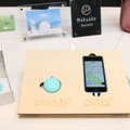 「otta」アプリと防犯ブザー型見守り端末「otta.b」のデモ展示。アプリを利用している“見守り人”によって取得された情報を元に保護者は子供の居場所を知ることができるサービスとなる（撮影：防犯システム取材班）