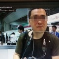 受付に設置されたロボットに人が近づくことで、自動的に来訪客と判断され案内が行われる。さまざまなゼスチャーや応答メッセージを登録でき、用件を話しかけると担当部署に接続を行う（撮影：防犯システム取材班）