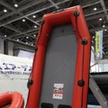 「危機管理産業展2016（RISCON TOKYO）」のアキレスブースで展示されていた水難・水害対策用レスキューボート「アキレス レスキューセイバー RS-300」（撮影：防犯システム取材班）