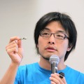 IoT開発モジュール「BlueNinja」を手にするCerevoの岩佐琢磨社長