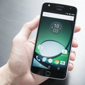 こちらはMoto Z Play。約5.5インチのHD有機ELディスプレイを搭載、バッテリー容量は3,510mAh。端末の下端に3.5mmイヤホンジャックを配置する。価格は58,104円