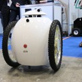 自立型平行二輪ロボット「TAIRA」。敷地の巡回・監視や不審者の追跡、または陸上のトラック競技でランナーに並走しながら撮影するカメラロボット等の用途を想定している（撮影：防犯システム取材班）