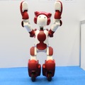 リモートブレイン構成のロボットIT基盤と連携することで、高さ90cmの小型な本体サイズと高度な接客・案内サービスを両立できる（撮影：防犯システム取材班）