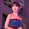 背中まで見せつける大胆なドレスで登場