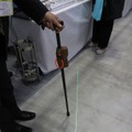 杖をつく角度や傾きがあっても踏み出し線はぶれることなく照射されるとのこと（撮影：防犯システムNAVI）