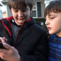 コミュニケーション障害で引きこもっていた少年（向かって左側）は「ポケモンGO」をプレイする事で外出して友達を作るようになった