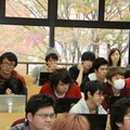 1クラス150名（定員）と大人数だが、PCを活用し、効果的な授業を展開