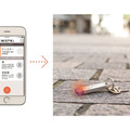 スマホから「Wistiki」の呼び出しベルを鳴らしたり、「Wistiki」からスマホを鳴らすことができる。家の鍵につけて家族で位置情報を共有することも可能（画像はプレスリリースより）