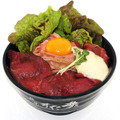 ソースも肉も2種類がミックス！伝説のすた丼屋が「W×Wローストビーフ丼」発売