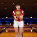 稲村亜美が、ボウリング始球式に初挑戦！