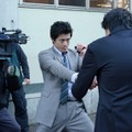 小栗旬、ドラマ『CRISIS』からバトルシーンの一部公開