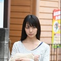 小島梨里杏、ドラマ『3人のパパ』への出演決定！堀井新太の“パパ感”に驚き