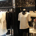 限定デザインのクラシックTEE「DISTRESS WASHED PILLY」は、スラブ生地のTシャツに一点ずつにダメージ加工を施してある