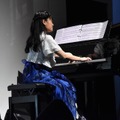 野田あすかは自身の楽曲「哀しみの向こう」を演奏