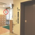 もう1つの出入り口に設置されたネットワークカメラ。ご入居されている方はエレベーターを使うため、その出入りも確認できる位置にカメラは設置されている（撮影：防犯システム取材班）