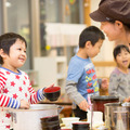 「茶々そしがやこうえん保育園」でのランチブッフェの風景。あすみ福祉会は「クリエイティブ教育」をテーマに、最新のデジタルデバイスやインターネットテクノロジーを積極的に導入し、子ども達の知性や感性・積極性を刺激する教育を行っている