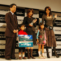 同社代表取締役社長の松田憲幸氏(左)、グランプリの高尾彩さんとお子さん（中）、同社イメージキャラクターの藤原紀香さん（右）
