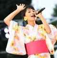 足立佳奈、浴衣姿で「神宮外苑花火大会」に登場！「キムチ」を熱唱