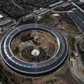 Appleの新社屋「Apple Park」。巨大な円盤型の社屋の奥に併設されている丸い建物が「Steve Jobs Theater」（C）Getty Images