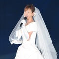 高橋真麻、ウェディングドレスで『シンデレラ・ハネムーン』を熱唱