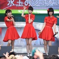 NGT48 中央が荻野由佳（撮影：竹内みちまろ）