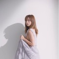 伊藤千晃、写真集から1カットを公開！記念写真展も開催