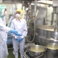 ざわちん、ものまねメイクで工場の裏側に潜入！