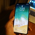 「iPhone X」認証前は画面上部の鍵アイコンが閉じたまま