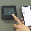 玄関先でTiNKにテンキー入力するイメージ
