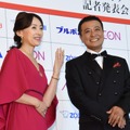 西川きよし＆ヘレン、中山秀征＆白城あやか夫妻が“歓喜のチュー”を披露