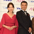 西川きよし＆ヘレン、中山秀征＆白城あやか夫妻が“歓喜のチュー”を披露