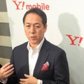 囲み取材に応じる、ソフトバンク執行役員 プロダクト＆マーケティング統括 Y!mobile事業推進本部 本部長の寺尾洋幸氏