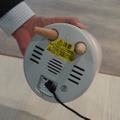 底面の様子。スピーカーとマイクを備えている。付属のACアダプタで電源をとる仕様
