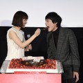 坂口健太郎、綾瀬はるかからの“あ～ん”にデレデレ！