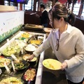 ただ者じゃねぇぞ！岩塩で食べるステーキ店の俵型ハンバーグ