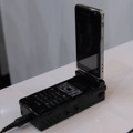 　CEATEC JAPAN 2008のドコモブースでは、プロジェクターを内蔵した携帯電話「プロジェクターケータイ」を展示している。