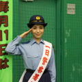 城南海、故郷・奄美大島で一日警察署長に任命！制服姿で奄美の島唄を歌唱
