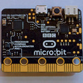 micro:bitの裏面には、チップが配置されている。ボードの上部にマイクロUSB端子、リセットボタン、電源端子が並ぶ